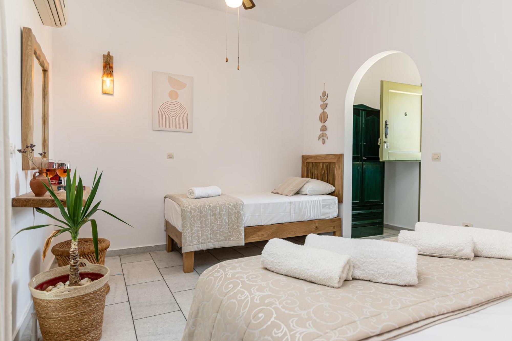 Studios Vrettos Beachfront Hotel Plaka  Exterior photo